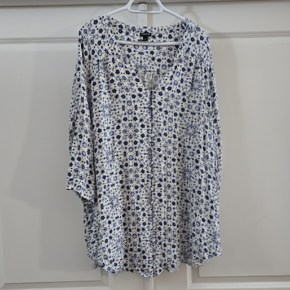 Like New: Torrid Navy and White Floral Top
